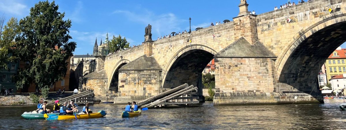 Napříč Prahou –  tři jezy s půjčovnou lodí a raftů Titanic